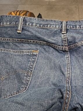 Levi's Men's Relaxed Blue Denim Jeans with Contrast Stitching